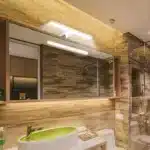 Applique LED pour maquillage installée au-dessus d'un grand miroir dans une salle de bain en bois moderne.