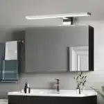 Lampe LED moderne pour maquillage fixée sur un miroir dans une salle de bain au design épuré.