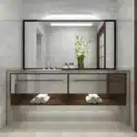 Applique LED moderne pour miroir de maquillage, fixée au-dessus d'un meuble de salle de bain avec un miroir gris.
