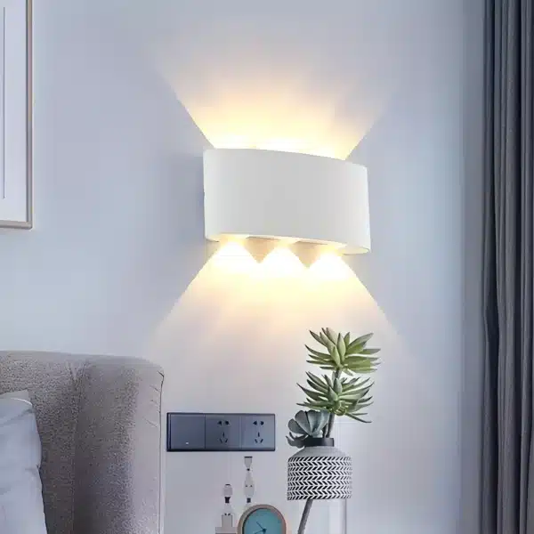 Applique murale LED blanche avec trois faisceaux lumineux pour chambre.