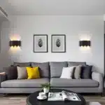 Applique murale LED noire avec trois faisceaux lumineux pour chambre.