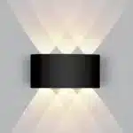 Applique murale LED noire avec trois faisceaux lumineux croisés.