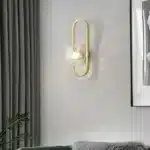 Applique murale moderne en verre sphérique doré avec globe transparent.