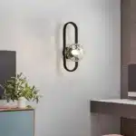 Applique murale moderne en verre sphérique noir avec globe transparent.