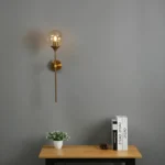 Applique murale LED moderne à bras long avec globe en verre cognac