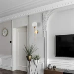 Applique murale LED à bras long avec globe givré dans un design épuré