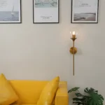 Applique murale LED décoratif moderne à bras long transparent dans un salon élégant