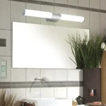 Applique murale LED cylindrique moderne au-dessus d'un miroir dans une salle de bain contemporaine.
