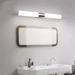 Applique murale LED cylindrique élégante avec un support métallique et un abat-jour blanc.