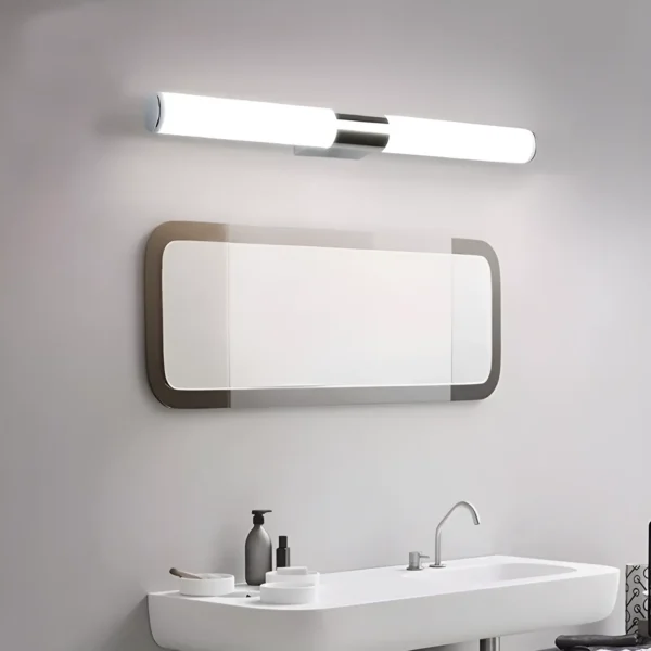 Applique murale LED cylindrique élégante avec un support métallique et un abat-jour blanc.