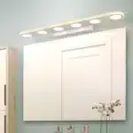 Applique LED blanche installée au-dessus d'un grand miroir de salle de bain