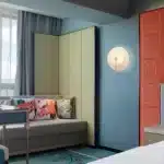 Applique murale LED dorée avec verre à rayures pour éclairage décoratif