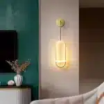 Applique murale dorée stylée pour intérieurs contemporains