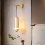 Applique murale moderne à double anneau elliptique doré dans un salon élégant