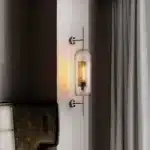 Applique murale en verre avec finition argentée, design contemporain.