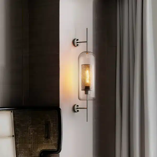 Applique murale en verre avec finition argentée, design contemporain.