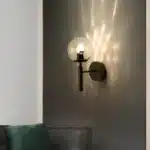 Applique murale noire avec globe lumineux effet bulle pour chambre.