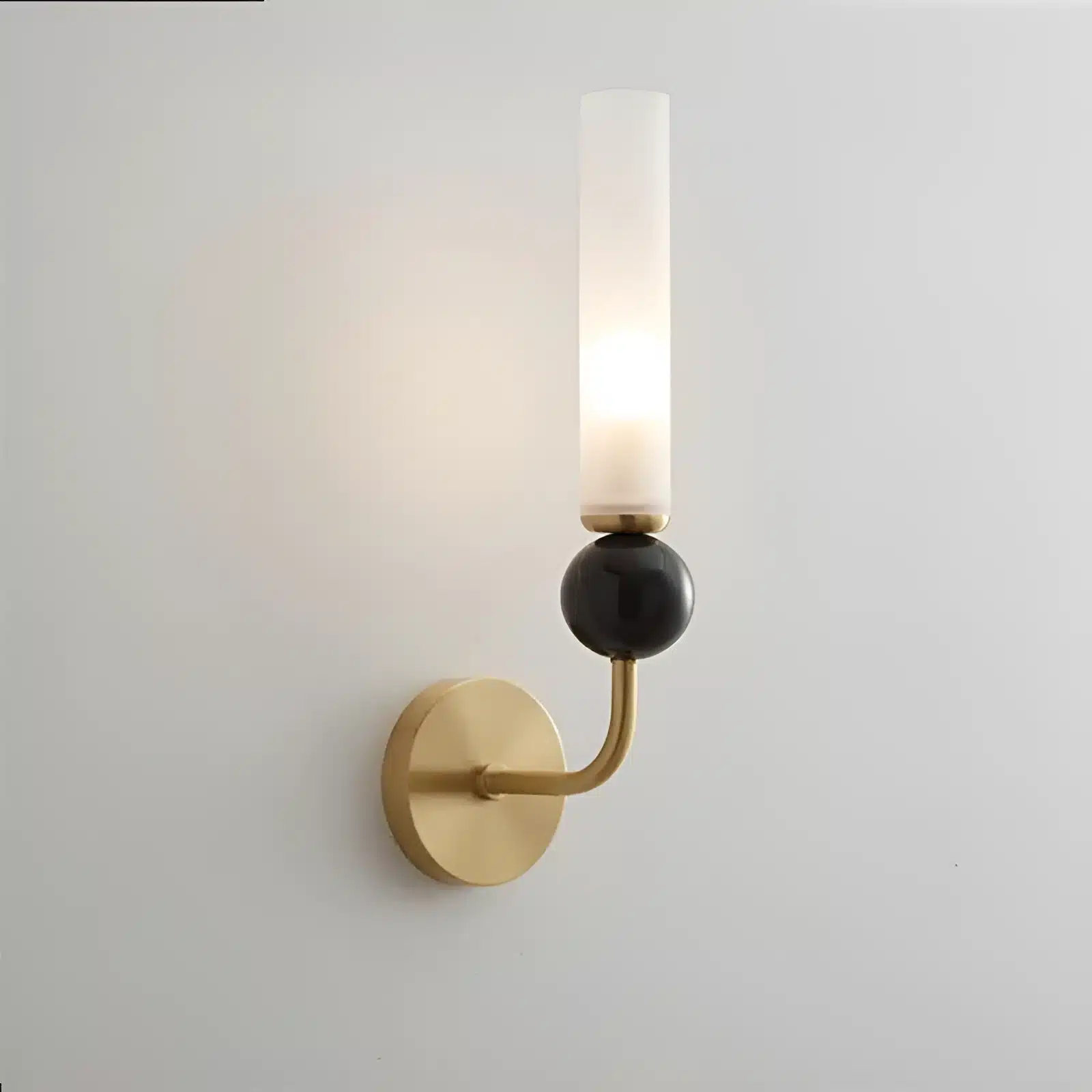 Applique murale dorée avec coude en marbre et cuivre, abat-jour en verre dépoli pour salon.