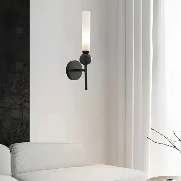 Applique murale noire droite en marbre et cuivre, abat-jour en verre dépoli pour salon.