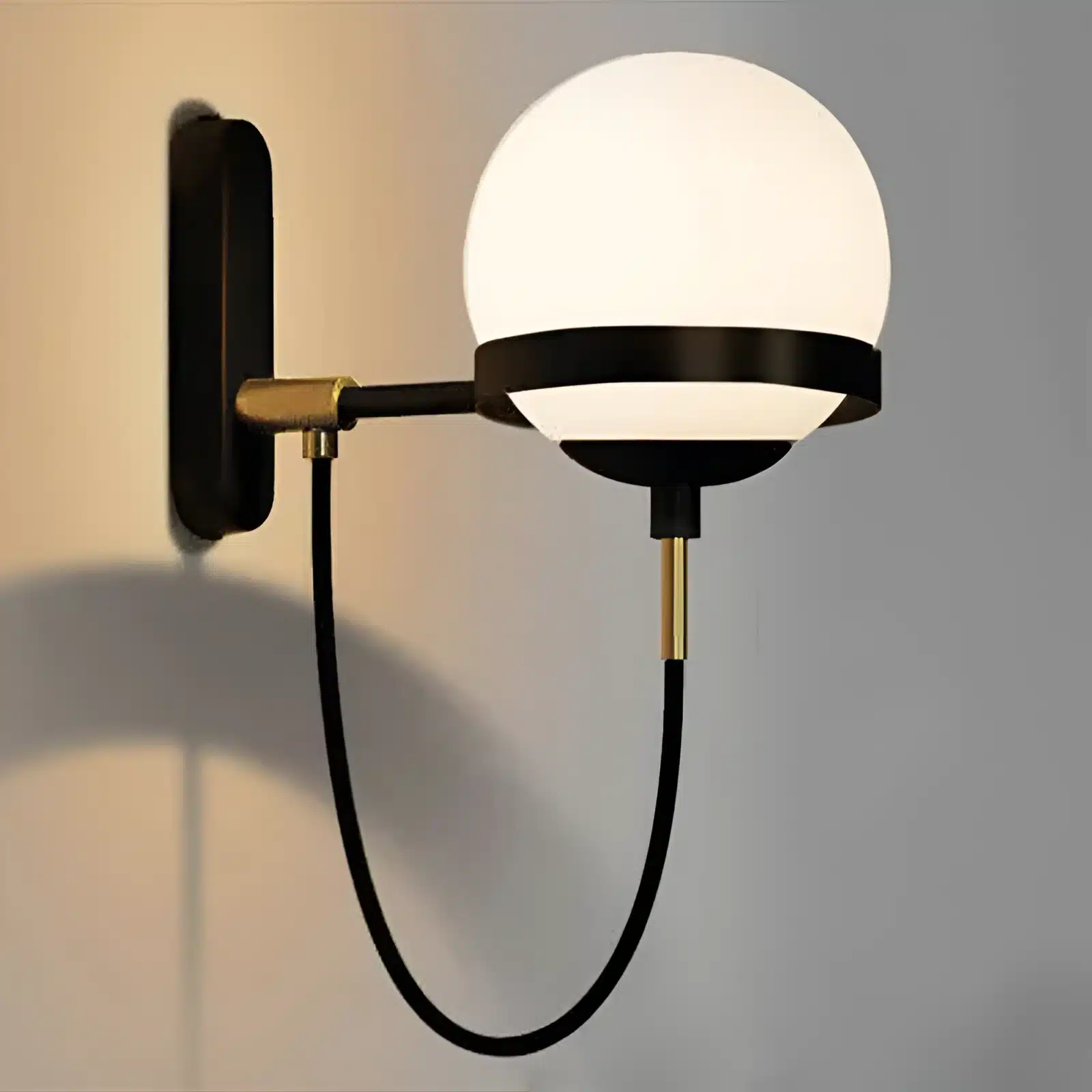 Applique murale nordique moderne avec boule en verre blanc et support noir.