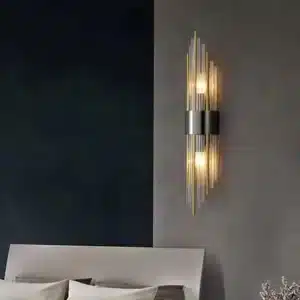 Applique murale moderne en cristal et acier noir, design faisceau, allumée dans une chambre.
