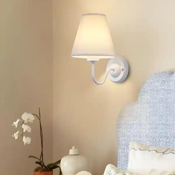 Applique murale nordique avec abat-jour blanc