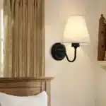 Applique murale noire en tissu avec abat-jour blanc - Vue en galerie