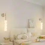 Applique murale LED en cuivre avec design de boules empilées en duo, dans une chambre moderne.