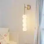 Applique murale LED en cuivre avec design de boules empilées, modèle simple.