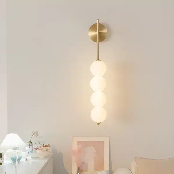 Applique murale LED en cuivre avec design de boules empilées, vue principale.