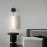 Applique murale LED en noir avec design de boules empilées, galerie simple.