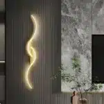 Applique murale LED en forme de flamme dorée pour chambre, image principale.