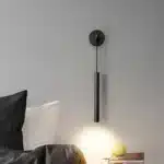 Applique murale LED noire, design simple et moderne pour la chambre.