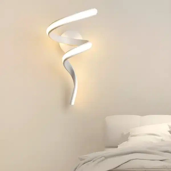 Applique murale LED en forme de tourbillon éclairé pour chambre, blanche, installée près d'un lit.