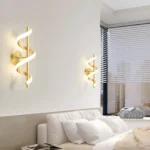 Appliques murales LED dorées en forme d'hélice, galerie duo.Ensemble de deux appliques murales LED dorées avec un design en hélice. Idéal pour créer une atmosphère élégante et moderne dans une chambre.