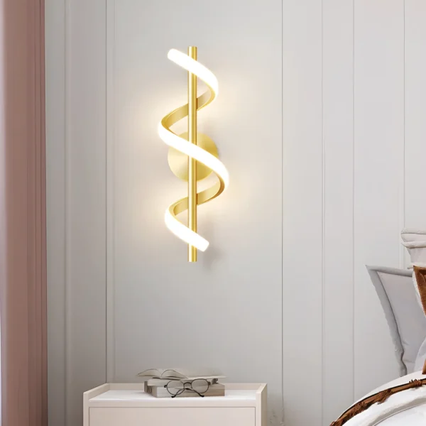 Applique murale LED dorée en forme d'hélice, image principale.