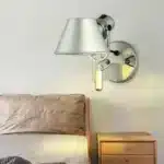 Vue rapprochée de l’applique murale LED style atelier, avec détails de finition en métal.