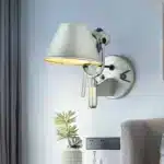 Applique murale LED style atelier moderne, idéale pour chambre, avec un design industriel en métal argenté.
