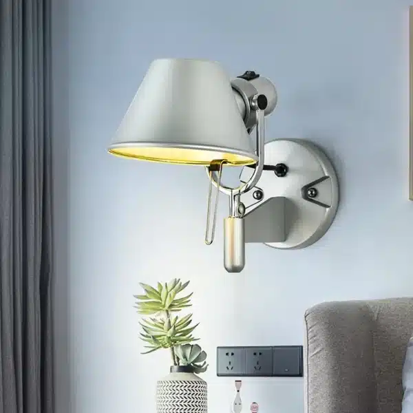 Applique murale LED style atelier moderne, idéale pour chambre, avec un design industriel en métal argenté.