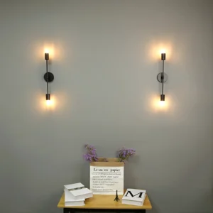 Applique murale double tête LED pour chambre moderne, installée sur un mur blanc près d'une fenêtre.