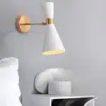 Applique murale en forme de sablier blanc dans une salle de bain moderne
