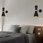 Appliques murales en forme de sablier noir dans une chambre à coucher