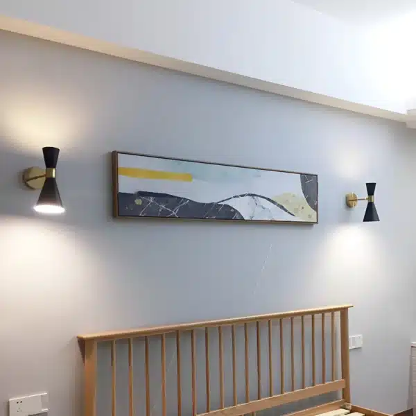 Applique murale noire au design sablier pour un éclairage élégant