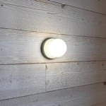 Applique murale blanche sphérique dans un décor minimaliste