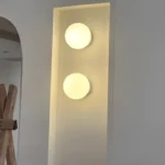 Applique murale blanche sphérique moderne dans une chambre