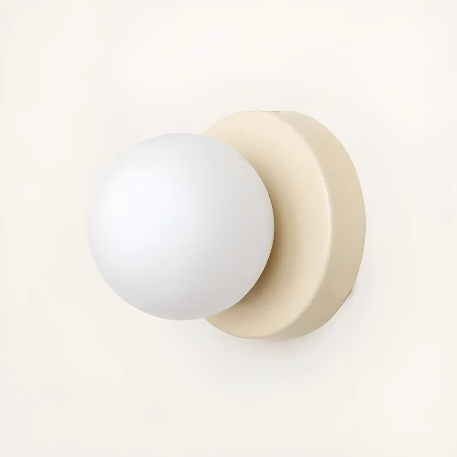 Applique murale blanche sphérique dans une pièce lumineuse