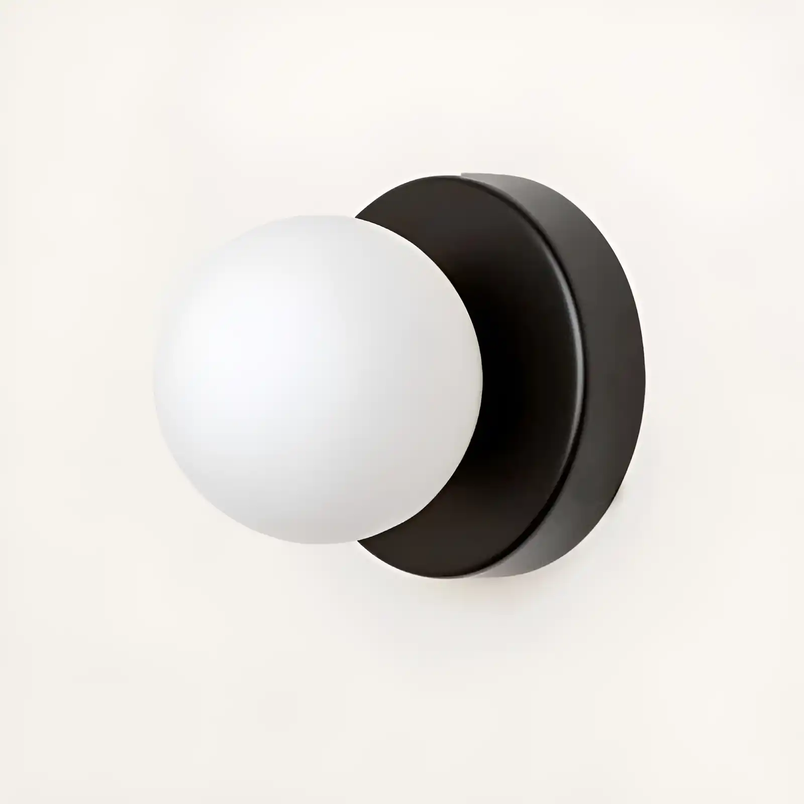 Applique murale noire sphérique dans une chambre contemporaine