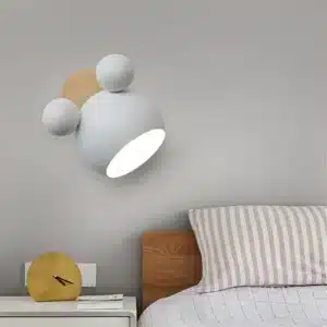 Applique murale en forme d'ourson blanc pour chambre d'enfant.