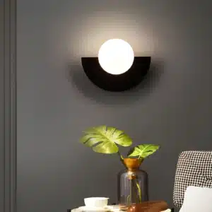 Luminaire mural LED noir contemporain illuminant un espace de vie moderne.