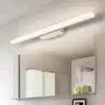 Applique LED argentée au design épuré pour salle de bain